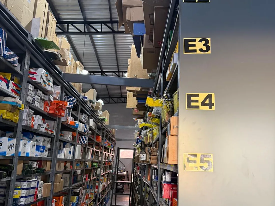 Prateleiras identificadas com placas amarelas E1 a E7