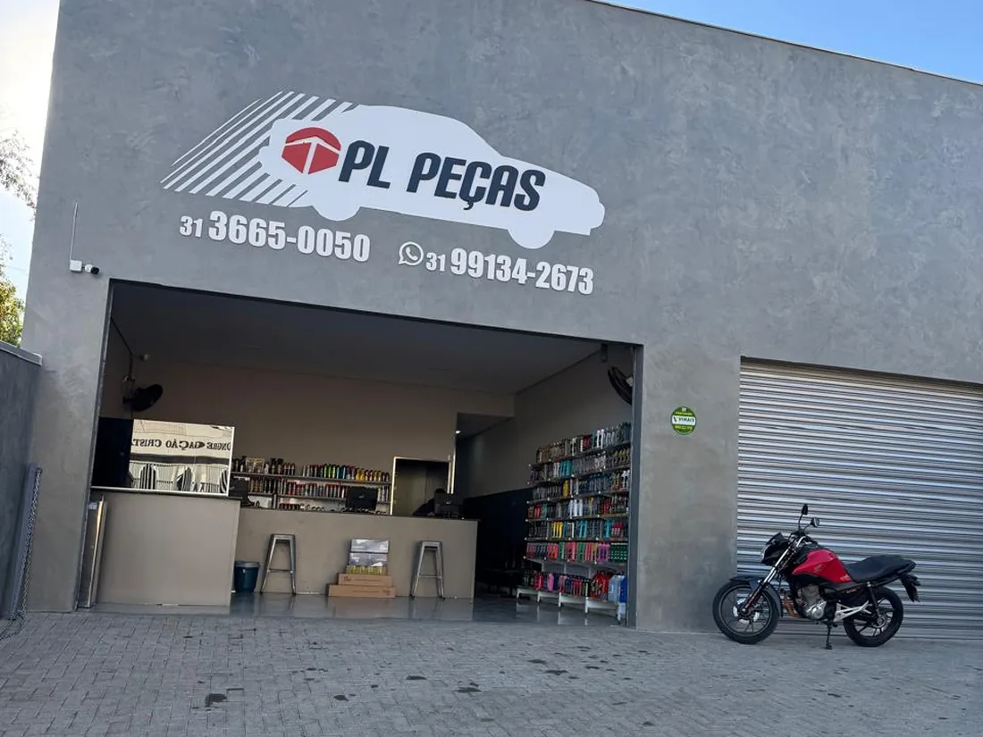Fachada da PL Peças com o logo pintado e o pátio à frente