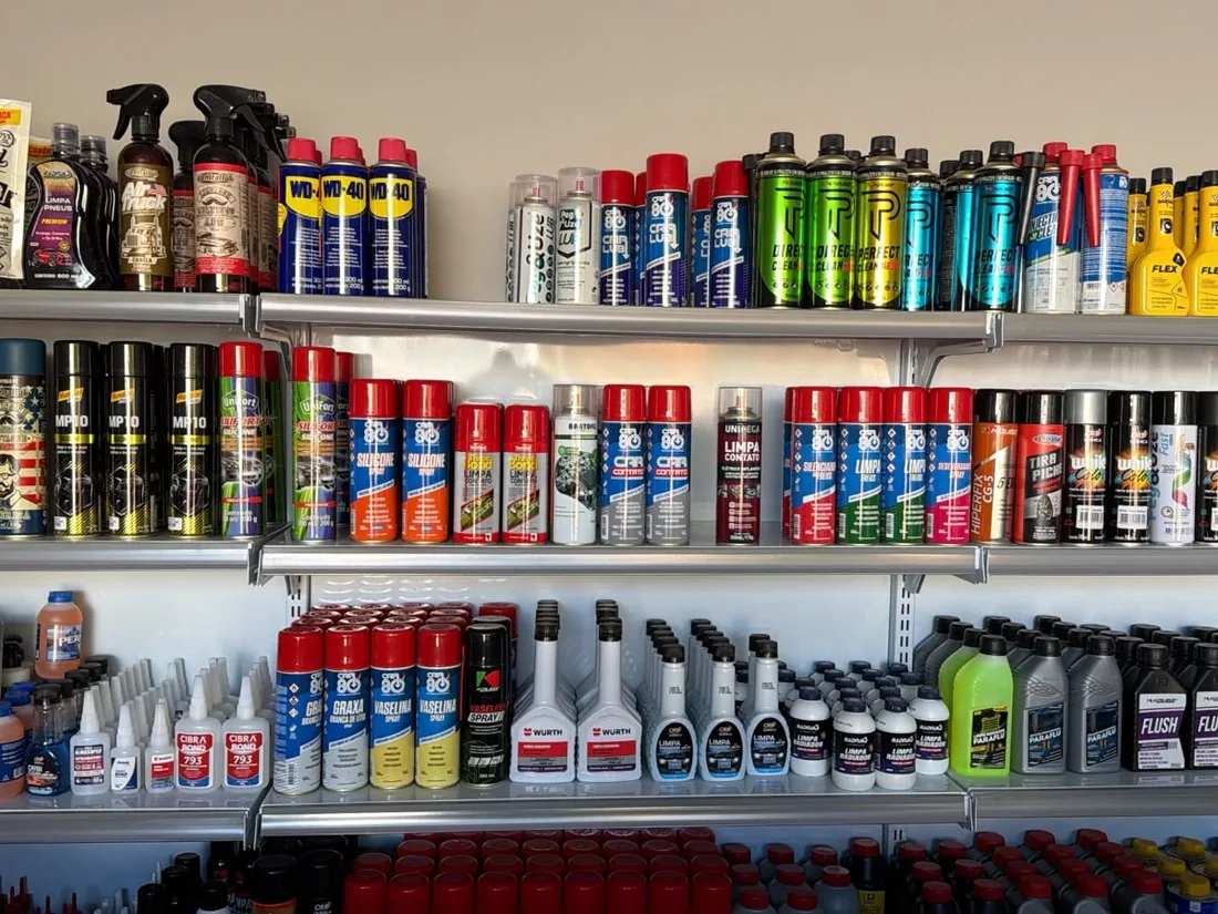 Prateleiras com sprays, graxas, aditivos e produtos de limpeza automotiva